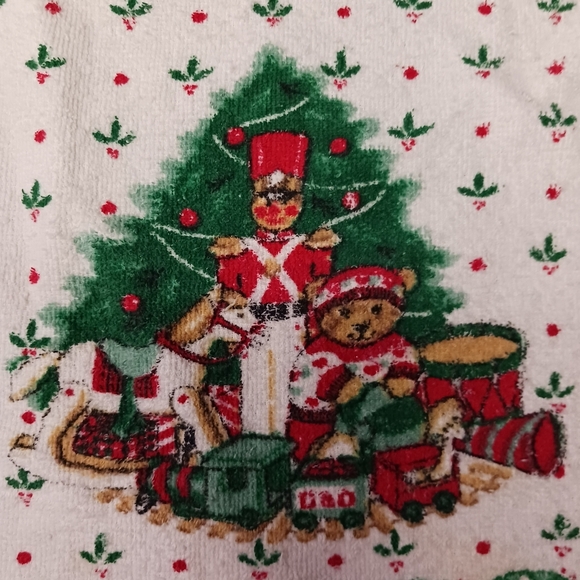 Vintage Set of 2 Different Christmas Hand Towels. - Picture 5 of 9